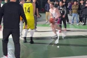 这是何方神圣 ？他飞过去了？....