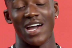 采访英超球员：走在对手的队徽上是不可接受的行为吗？