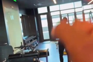 总有你没看过的视角！名场面：库里哈登等美国队员接受冰桶挑战！